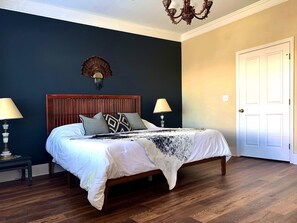 1 bedroom, free WiFi, bed sheets - Artsy pet-friendly king room/historic railroad inn (Cowan)