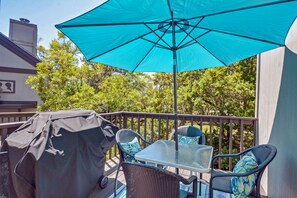 Outdoor dining -  J&R Island Retreat Renovated Home w/ Low Rates! (St. Simons Island)