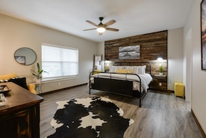 House (Livin' The Dream- INDOOR POOL! Huge s) | 10 bedrooms, travel crib, free WiFi - Livin' The Dream (Branson)
