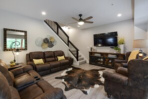 House (Livin' The Dream- INDOOR POOL! Huge s) | Living room | Smart TV, video-game console, foosball - Livin' The Dream (Branson)