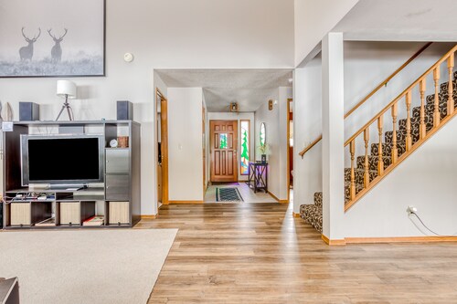 Beautiful golf-course-view home with pool & tennis access, private hot tub & W/D