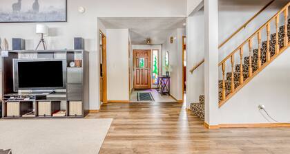 Beautiful golf-course-view home with pool & tennis access, private hot tub & W/D