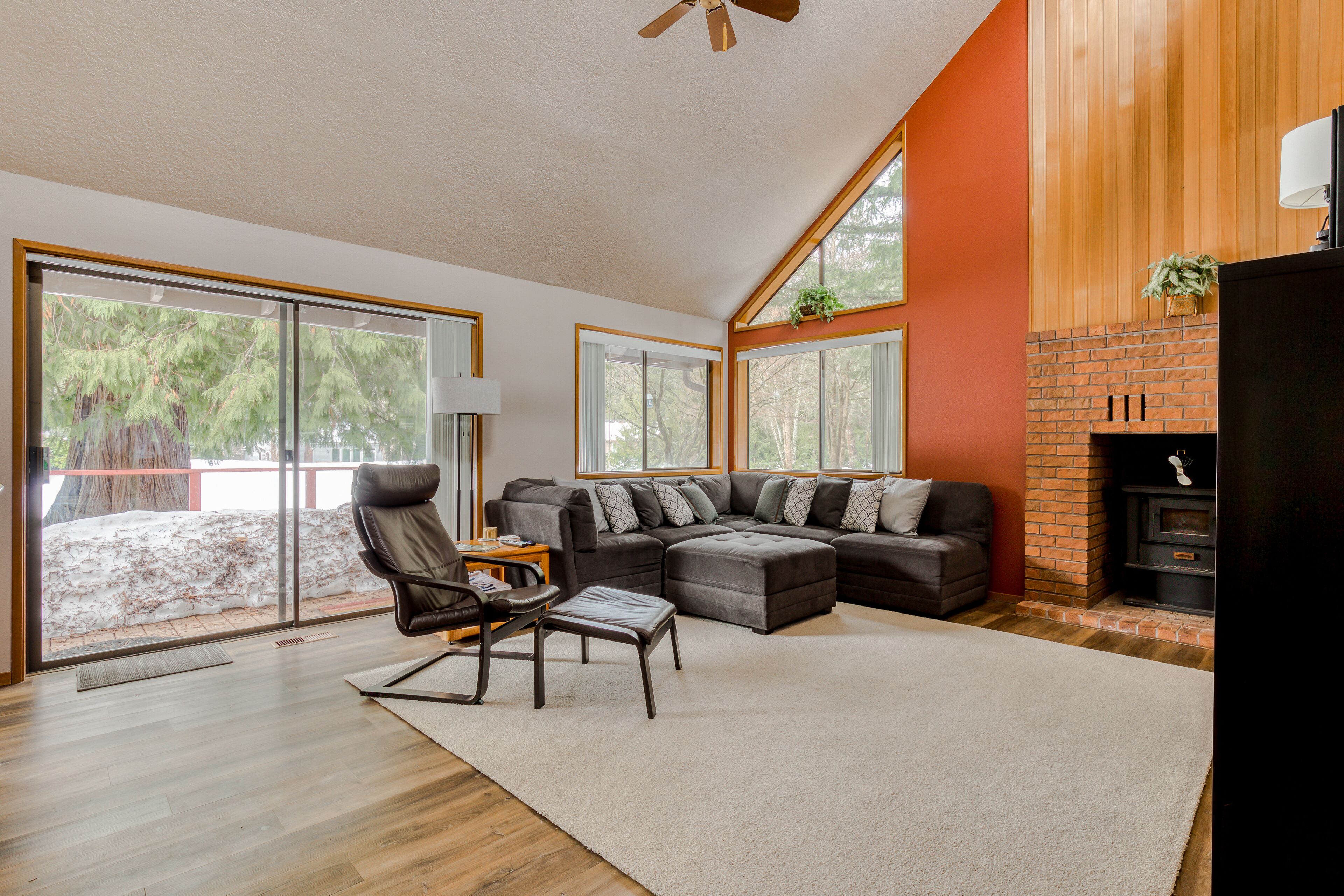 Beautiful golf-course-view home with pool & tennis access, private hot tub & W/D