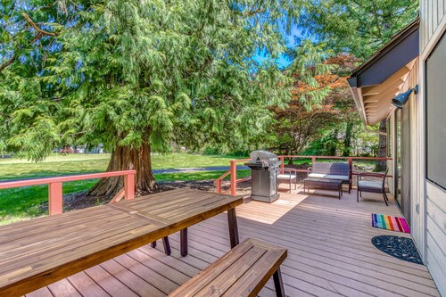 Beautiful golf-course-view home with pool & tennis access, private hot tub & W/D