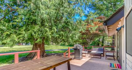 Beautiful golf-course-view home with pool & tennis access, private hot tub & W/D