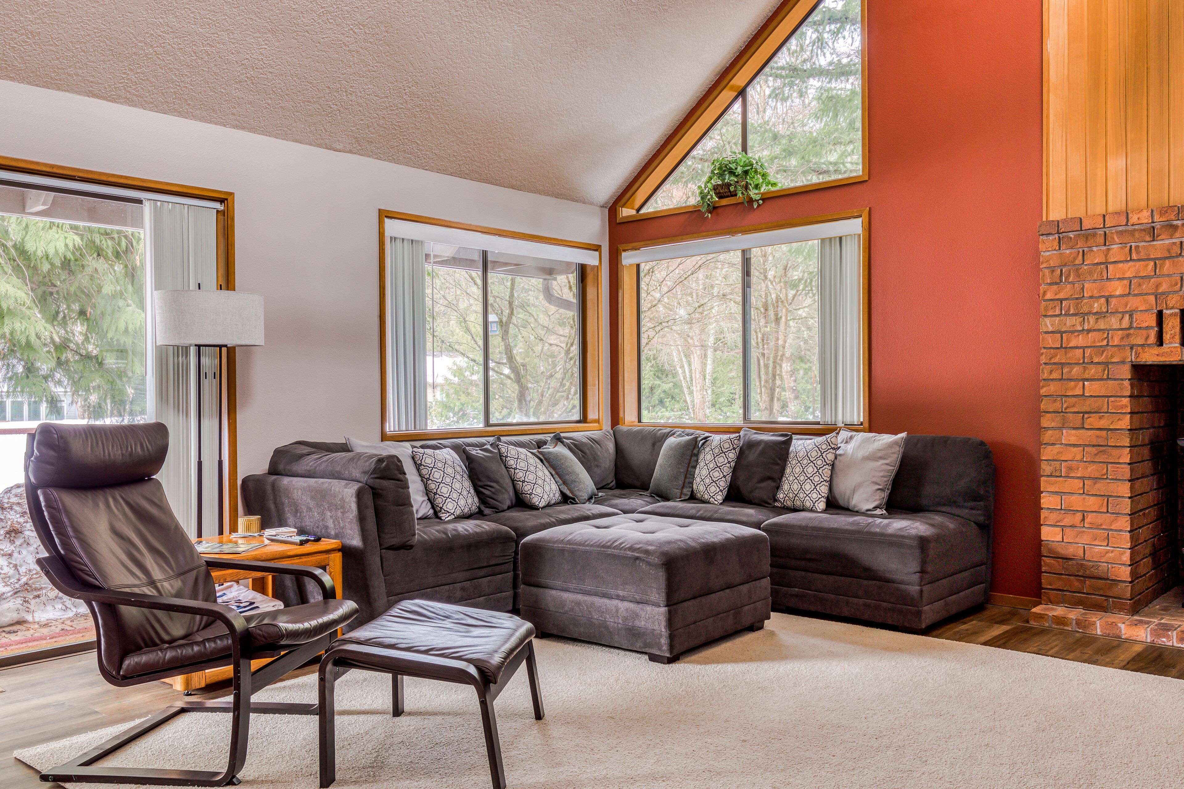 Beautiful golf-course-view home with pool & tennis access, private hot tub & W/D