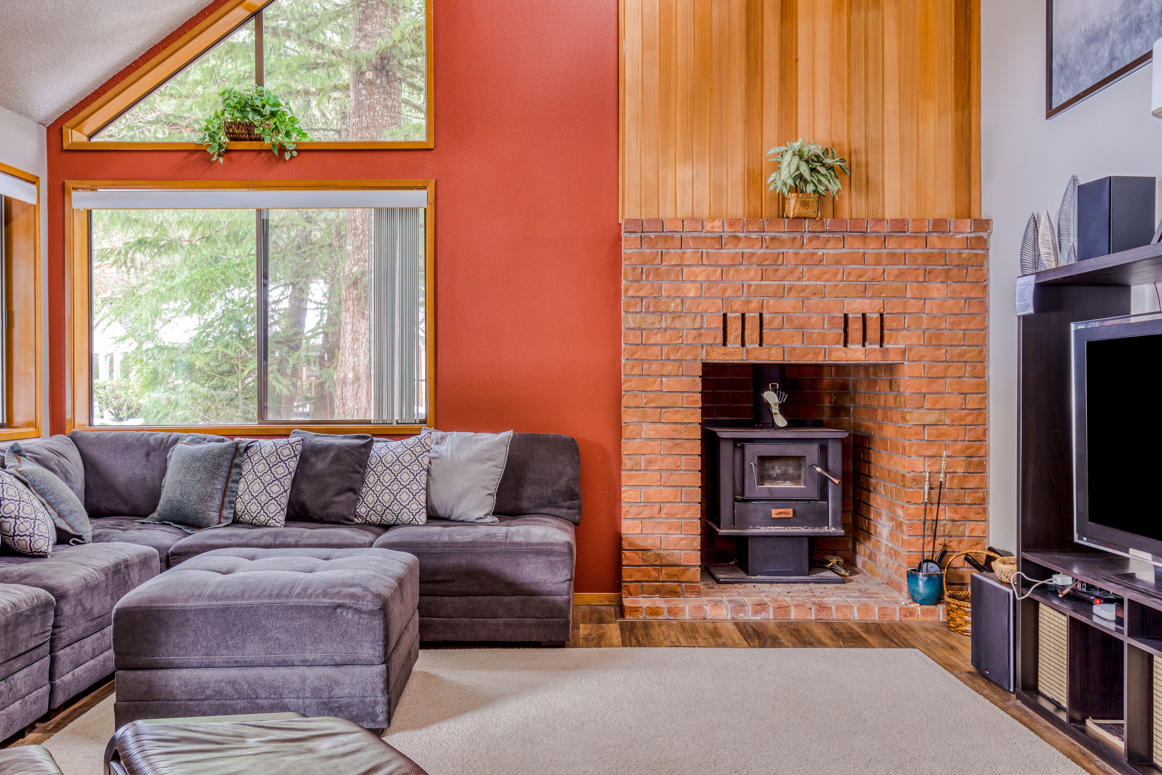 Beautiful golf-course-view home with pool & tennis access, private hot tub & W/D