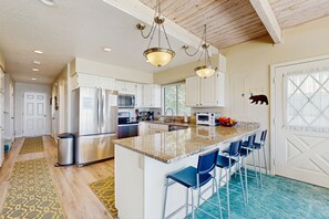 Fridge, microwave, oven, stovetop - Vintage Lakefront Home with Private Lake Access (Garden City)