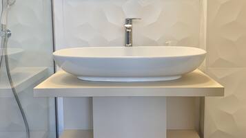 Douche, sĂšche-cheveux, serviettes fournies, savon