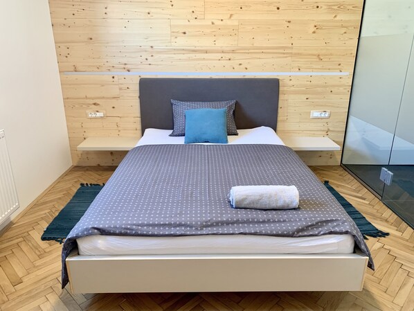 1 bedroom, desk, travel cot, free WiFi