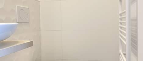Douche, séchoir à cheveux, serviettes fournies, savon
