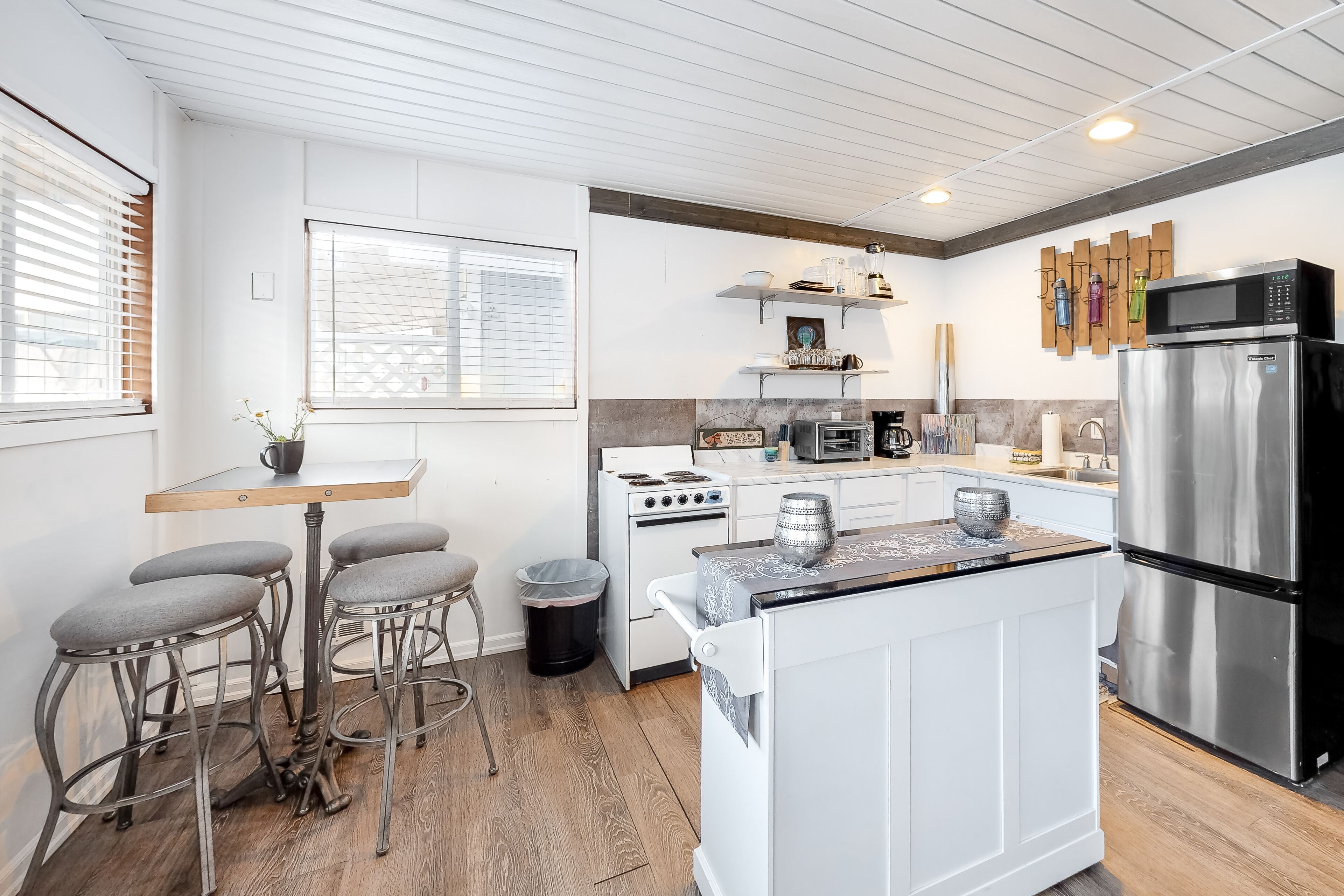 Floating Home on the Lake W/Direct Lake Access, Free WiFi and Full Kitchen!