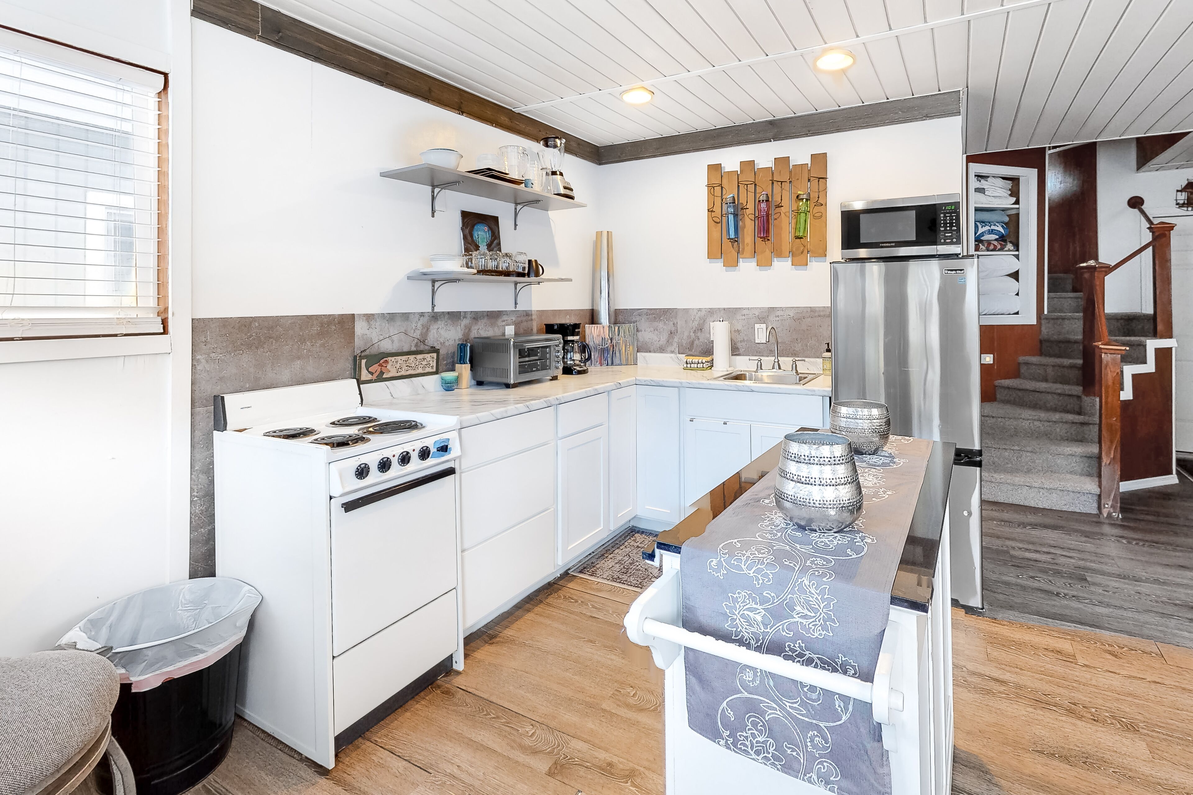 Floating Home on the Lake W/Direct Lake Access, Free WiFi and Full Kitchen!