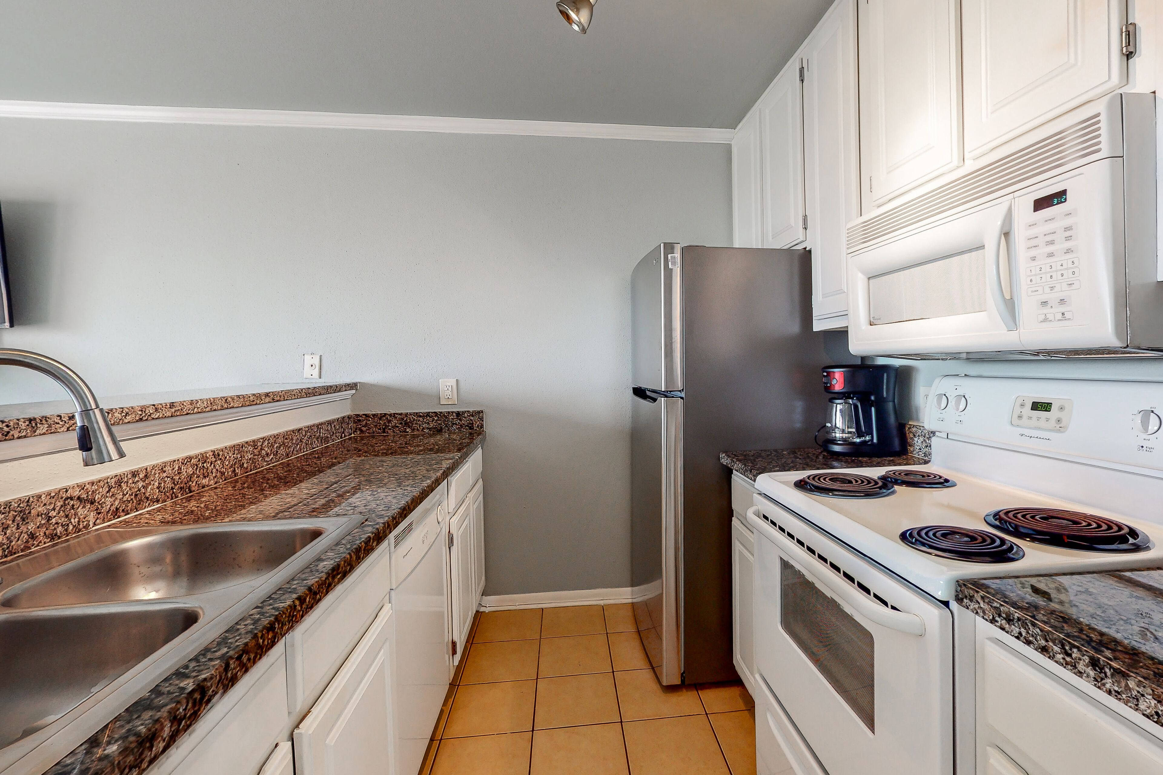 Incredible condo with ocean view, pool access, high-speed WiFi, & central AC