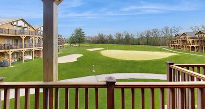 Lovely home overlooking golf course with WiFi, AC, pool, hot tub - near lake