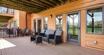 Lovely home overlooking golf course with WiFi, AC, pool, hot tub - near lake