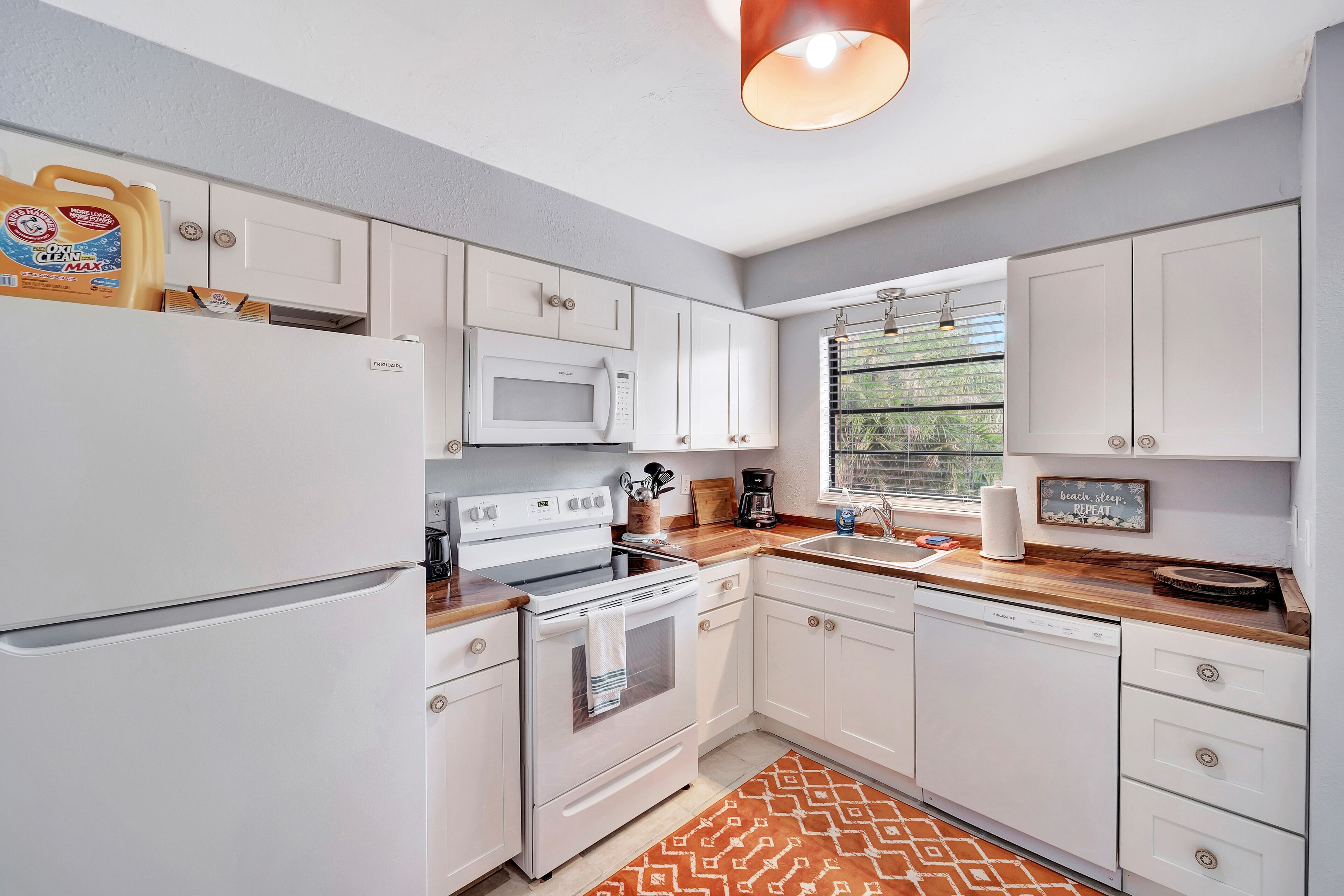 Dog-friendly condo with shared pool, WiFi, private washer/dryer, and central AC