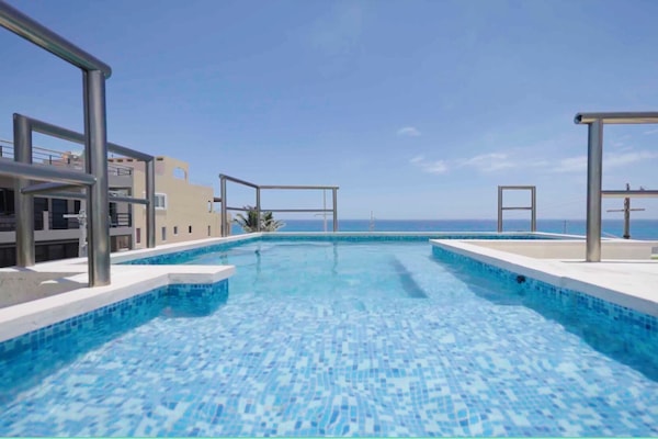 Alberca al aire libre y alberca en la azotea