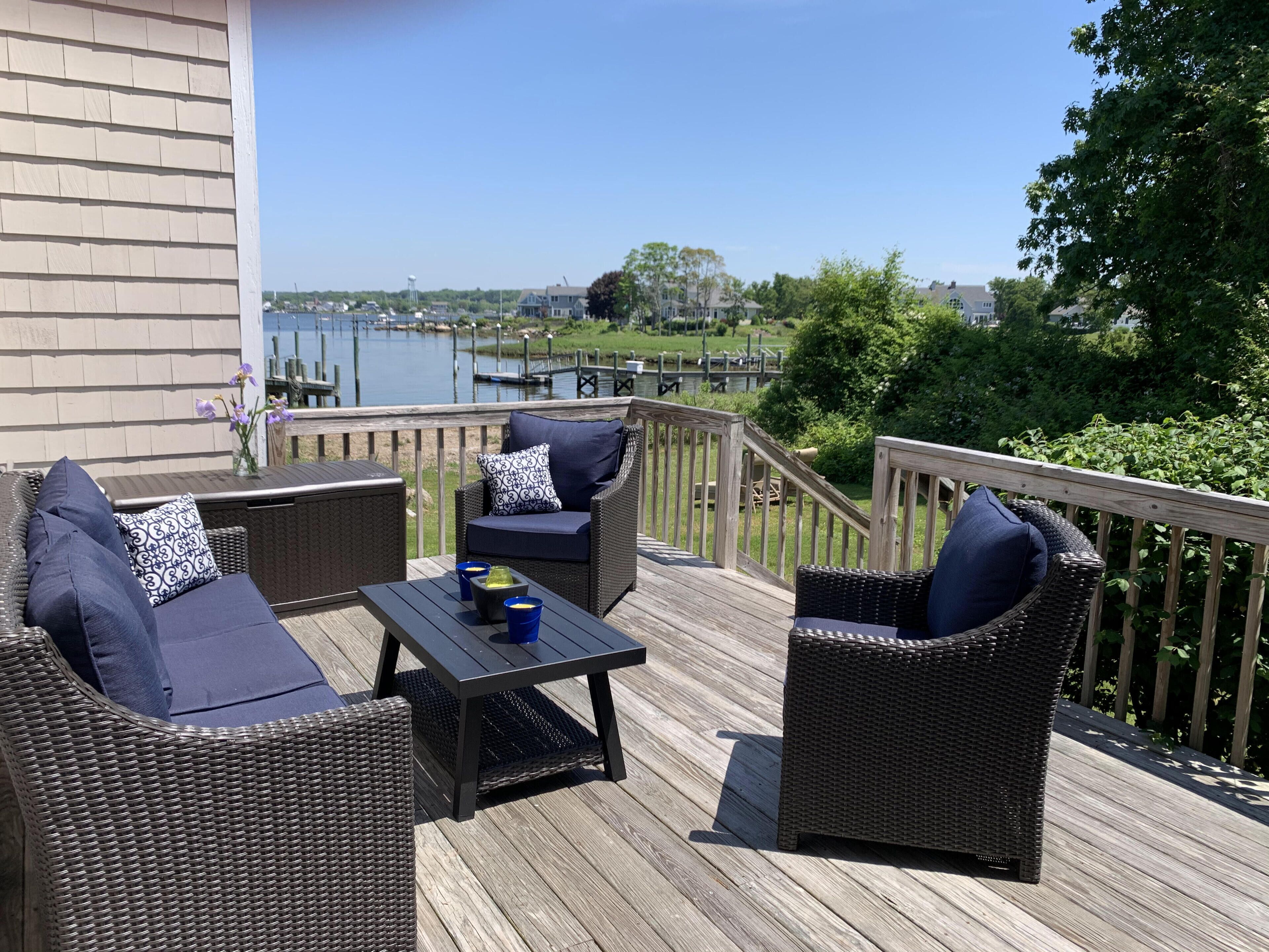 Mystic River Waterfront with Dock, Kayaks and more. Minutes to historic Mystic