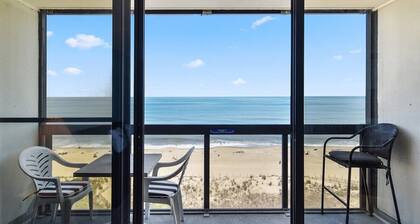 Direct Oceanfront condo- AMAZING VIEWS & GREAT AMENITIES!