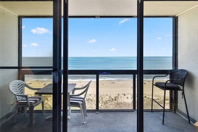 Direct Oceanfront condo- AMAZING VIEWS & GREAT AMENITIES!