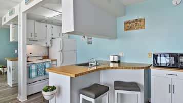 Mikrowelle, Herdplatte, Geschirrspüler, Toaster