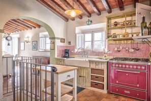 Uuni, kahvin-/teenkeitin, leivänpaahdin