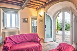 Interior - La Vista - private garden and view over Trasimeno Lake (Cortona)