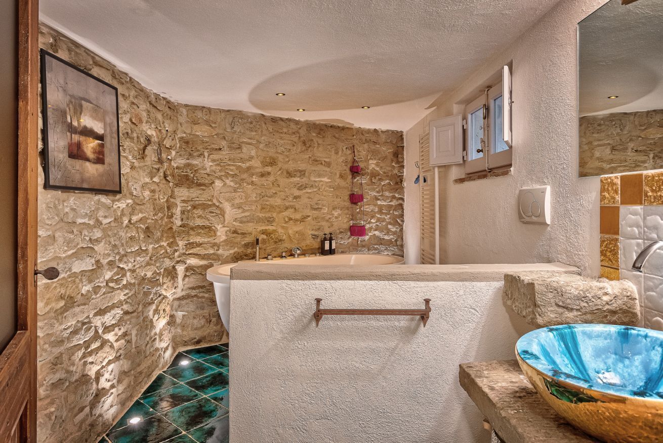 Bathtub, hair dryer, bidet, towels