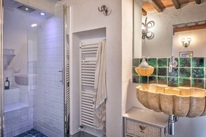 Badewanne, Haartrockner, Bidet, Handtücher
