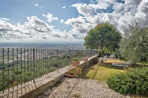 Terrace/patio - La Vista - private garden and view over Trasimeno Lake (Cortona)