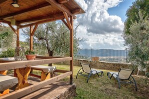 Outdoor dining - La Vista - private garden and view over Trasimeno Lake (Cortona)