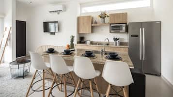 Kühlschrank, Ofen, Herdplatte, Wasserkocher mit Kaffee-/Teezubehör