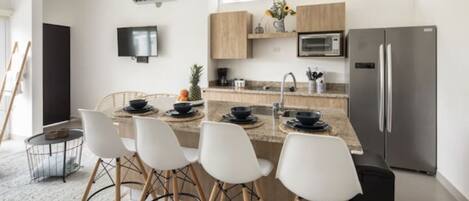 Kühlschrank, Ofen, Herdplatte, Wasserkocher mit Kaffee-/Teezubehör