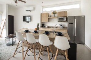 Réfrigérateur, four, plaque de cuisson, cafetière/bouilloire