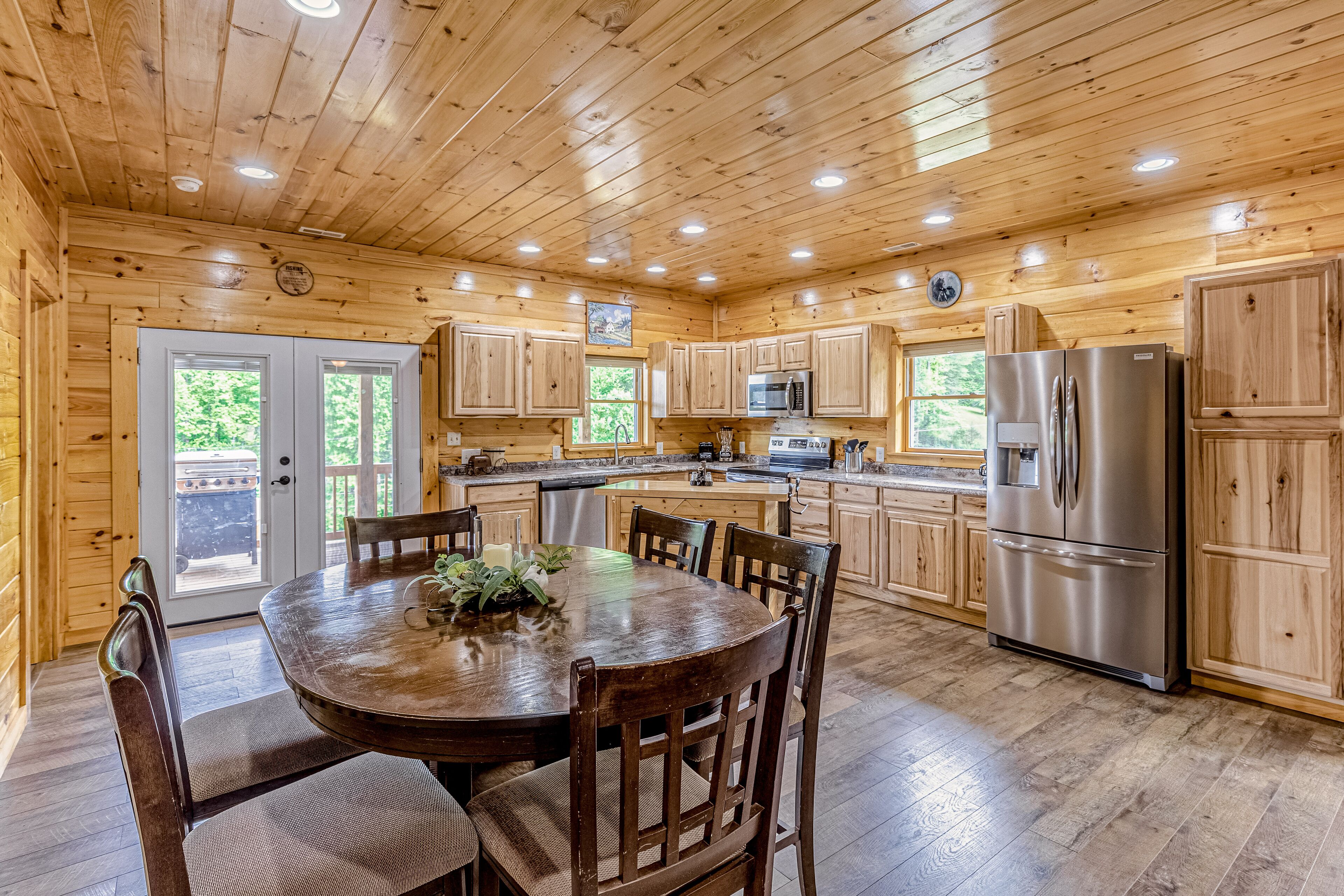 Dreamy dog-friendly log cabin with free WiFi, covered deck, foosball, & A/C