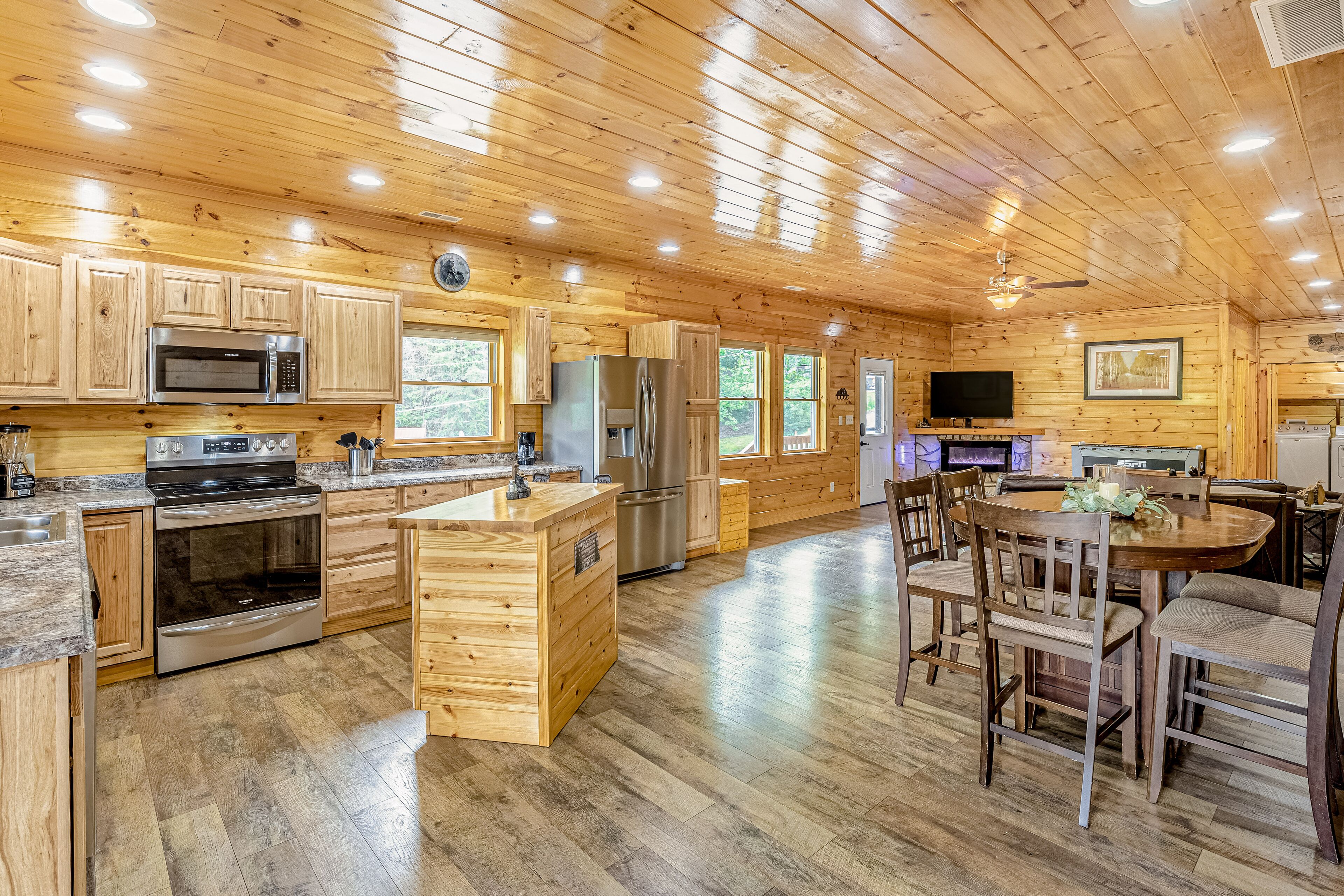 Dreamy dog-friendly log cabin with free WiFi, covered deck, foosball, & A/C