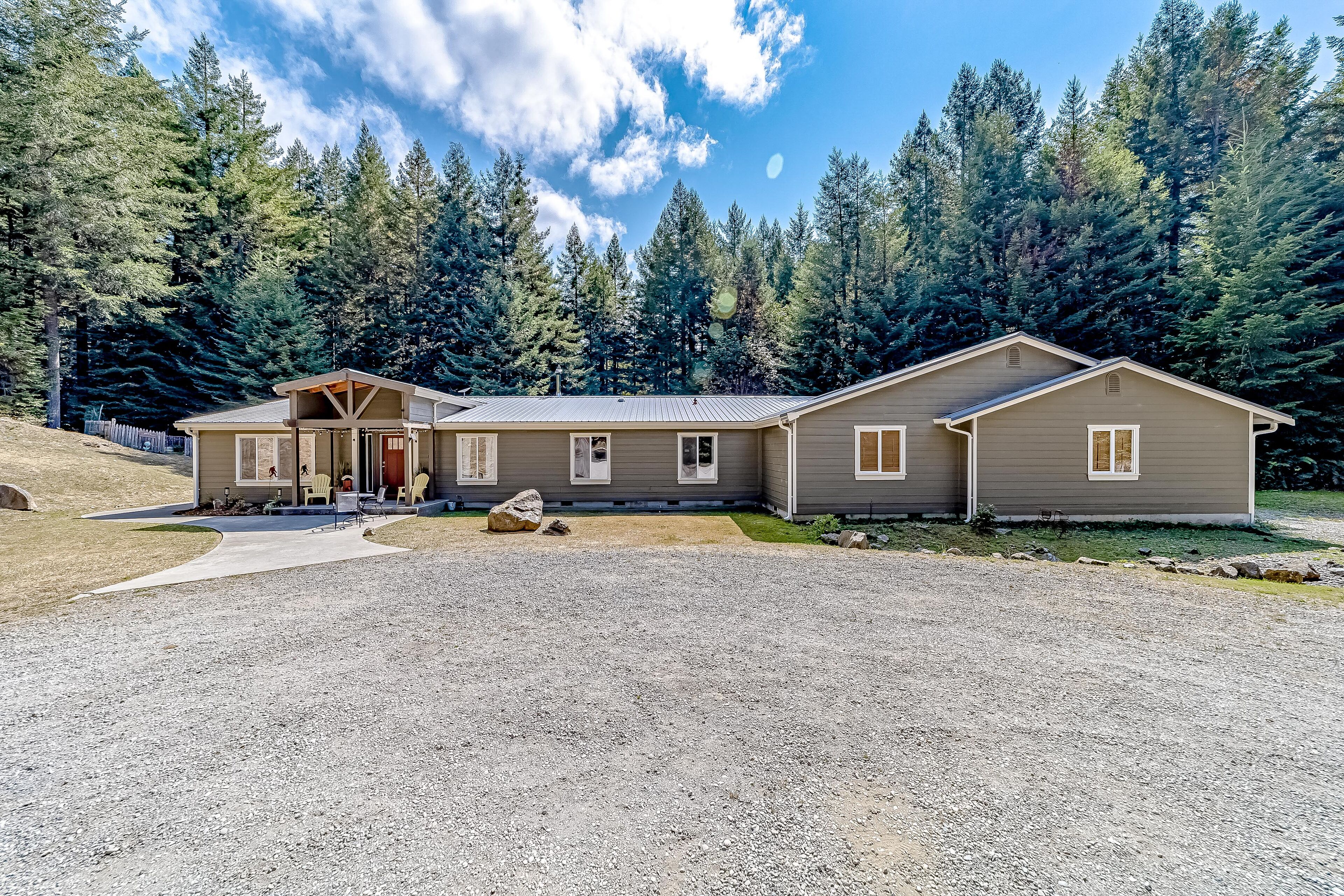 6-Bedroom Retreat in the Redwoods with Private Fishing Pond, Game Room, & WiFi