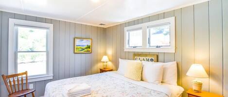3 bedrooms, iron/ironing board, WiFi, bed sheets
