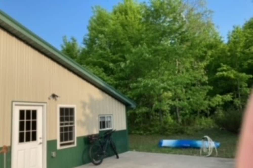 one bedroom camp in the woods minutes from Sleeping Bear National Park