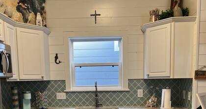 Seas the day! Freshly updated 3/2 with ability to sleep 10 available!