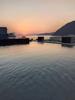 Outdoor pool, sun loungers - AMANEK Inn Beppu (Beppu)
