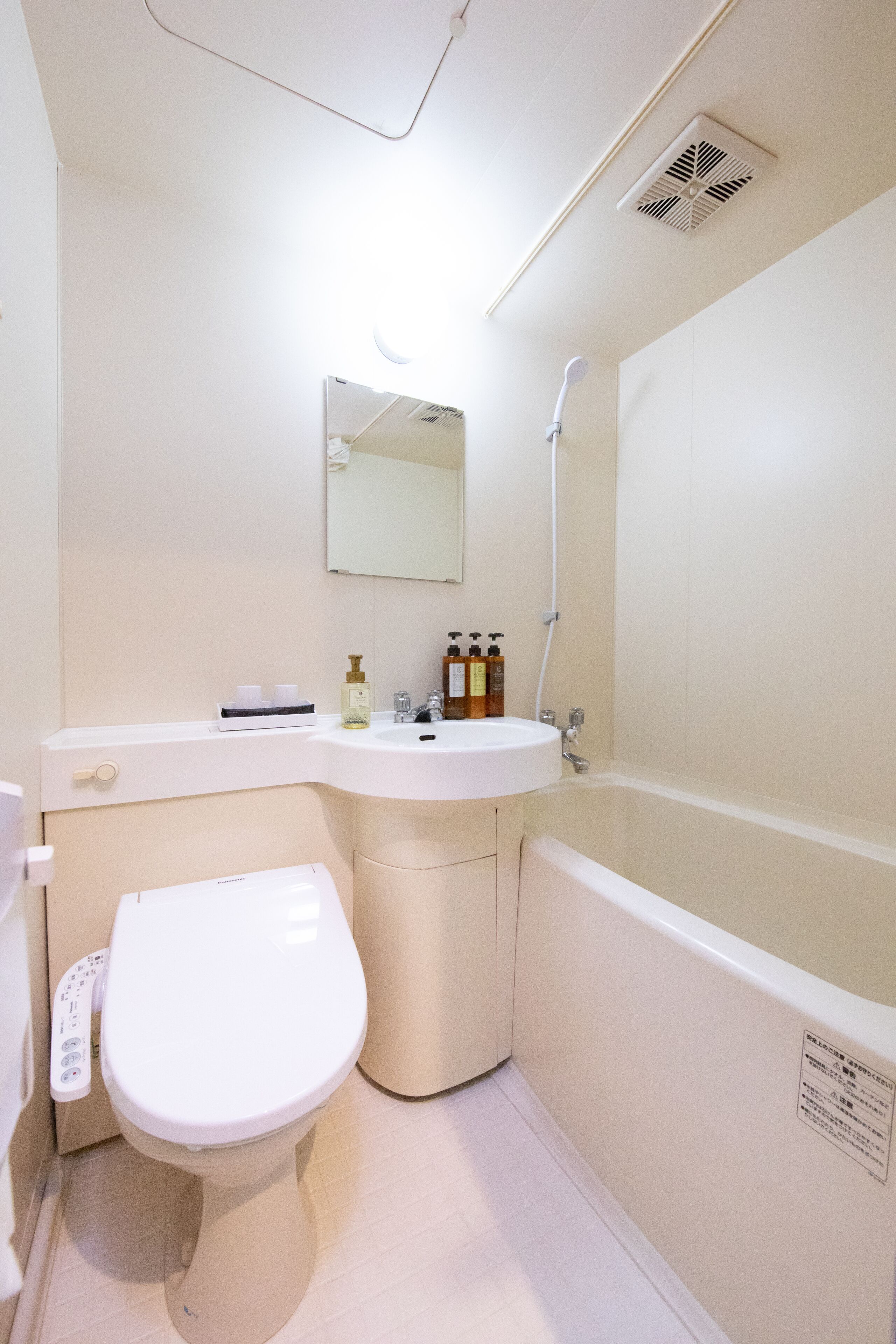 Une salle de bain avec des toilettes, un lavabo et une baignoire.