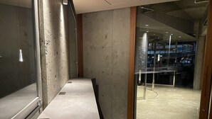 Ein moderner Flur mit einer Glastür, die in einen Konferenzraum führt.