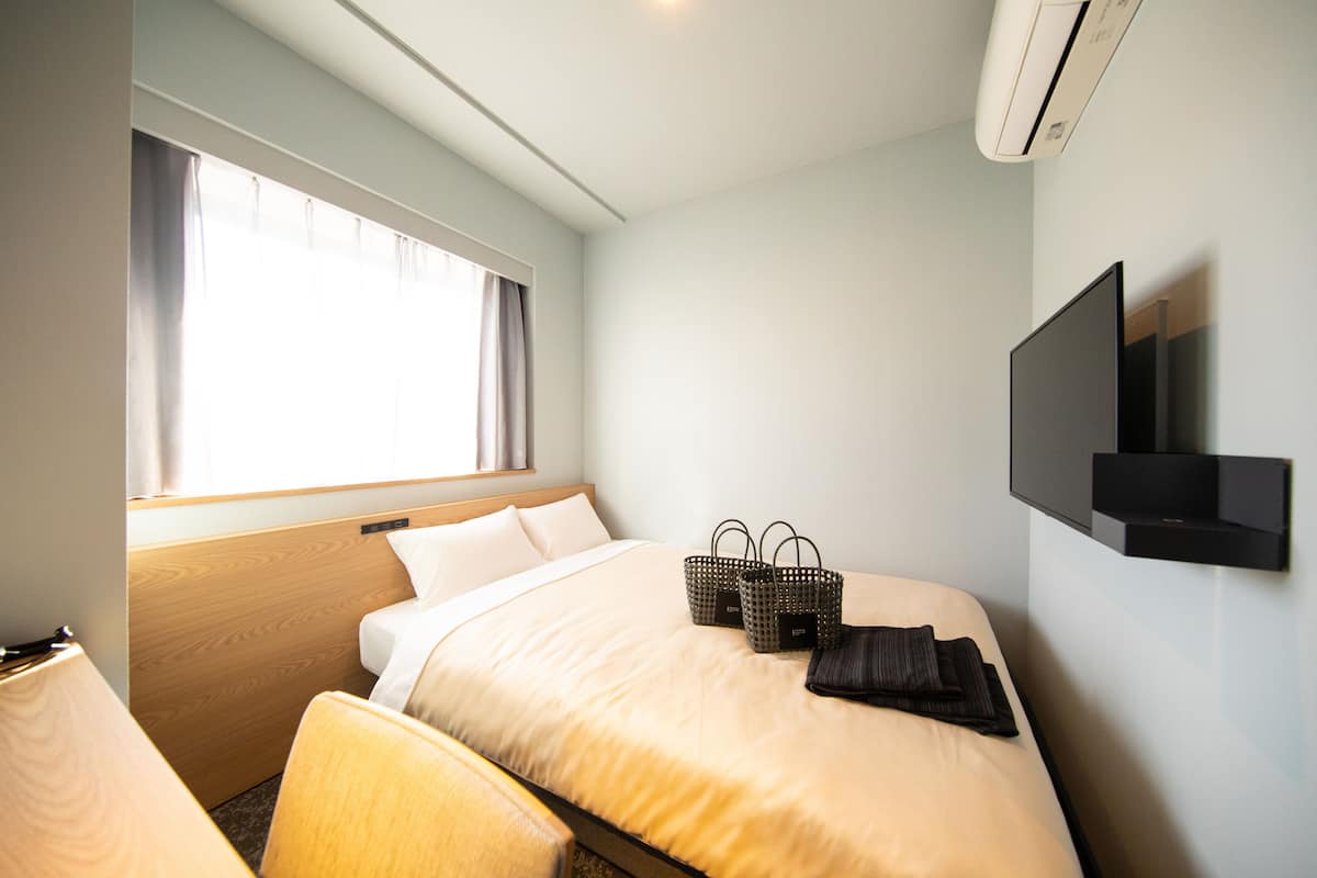 Habitación doble económica, 1 cama matrimonial, para no fumadores | Caja de seguridad en la habitación, escritorio y cortinas blackout