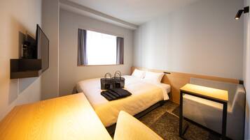 Standard dubbelrum - 1 queensize-säng - icke-rökare | Värdeförvaringsskåp på rummet, skrivbord och mörkläggningsgardiner