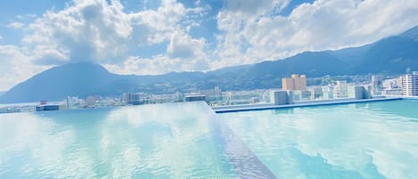 Piscine extérieure, chaises longues