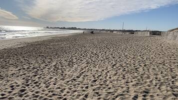 In Strandnähe, Liegestühle, Strandtücher