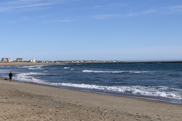 Beach nearby, sun loungers, beach towels