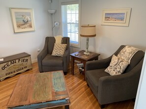 智能电视、DVD 播放器、书、影片库